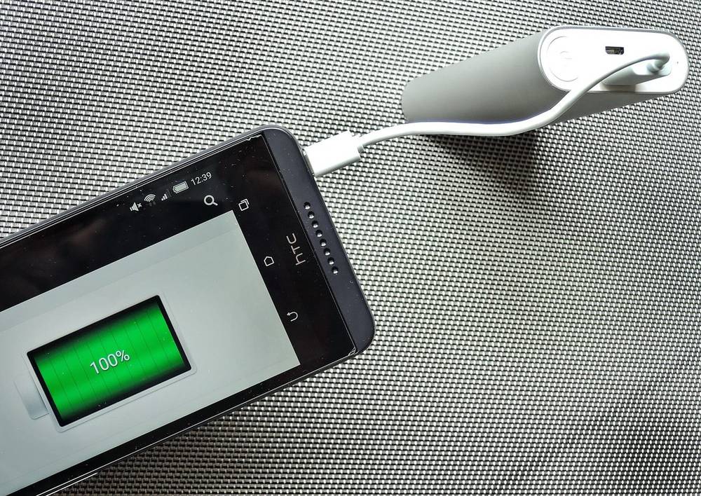 Phone showing a full battery while connected to a power bank